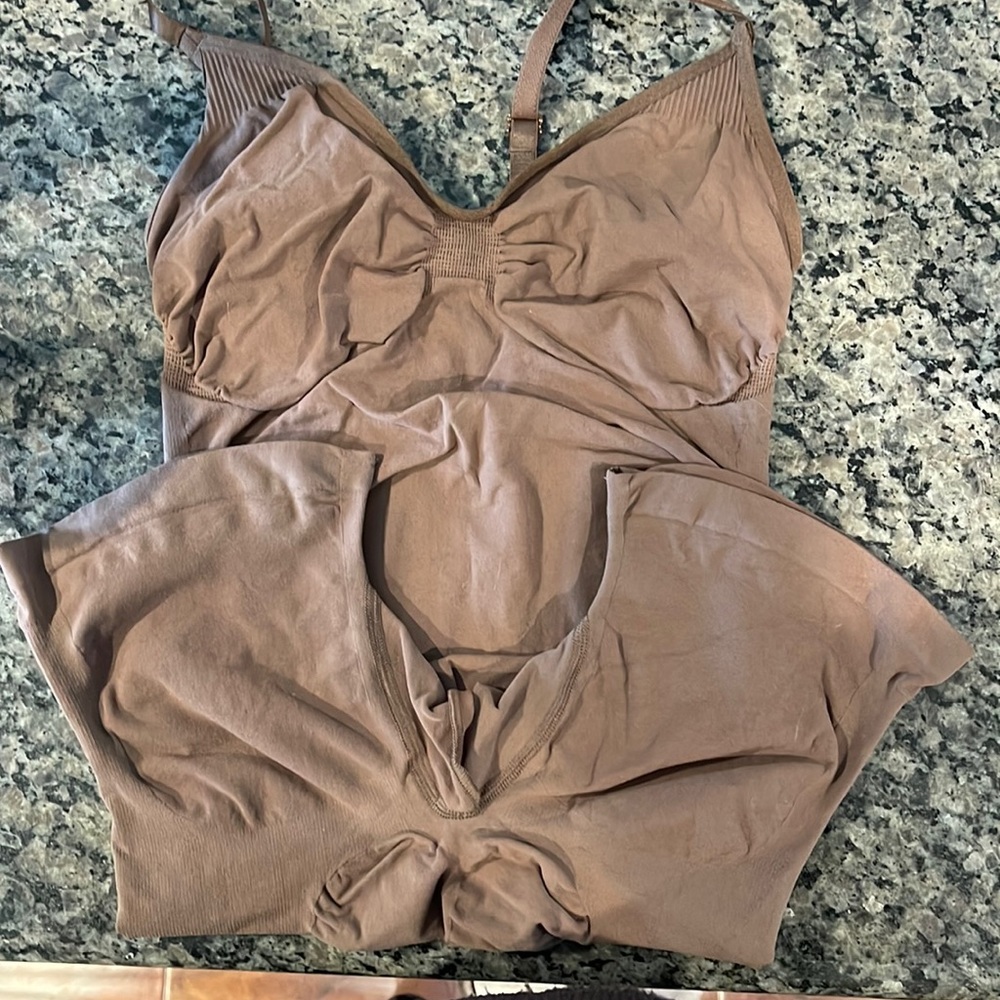 SKIMS MATERNITY SCULPTING SHORT MID THIGH